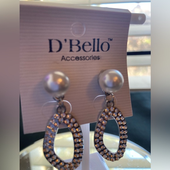 D'Bello Faux White Pearl with Abstract Silver Shape with Small Round Sparkle. - Picture 5 of 11